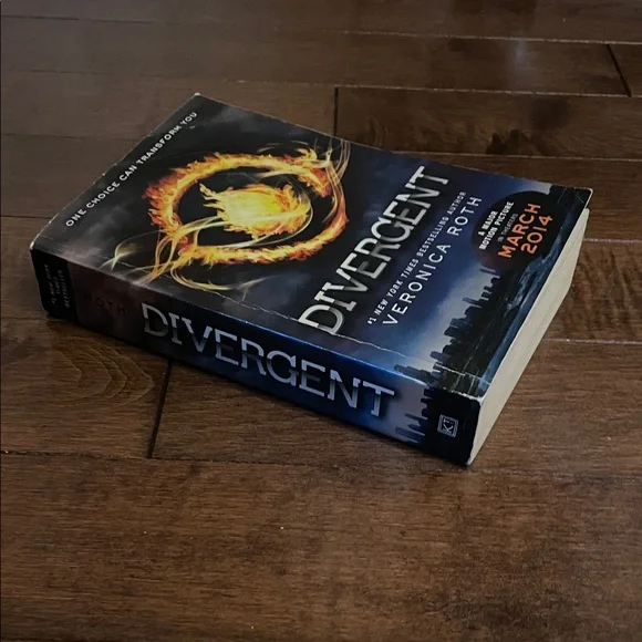 Divergent Book by Veronica Roth - Picture 3 of 6